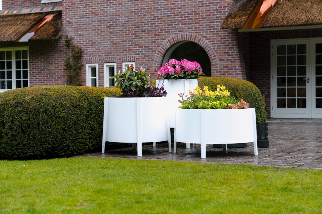 Stilvolles Design für jeden Garten
Das moderne und schlichte Design des BOTAN Pflanzgefäßes fügt sich harmonisch in jede Gartengestaltung ein. Ob im modernen oder klassischen Stil, dieses Gefäß ergänzt Ihre Gartenlandschaft auf elegante Weise und sorgt für ein stimmungsvolles Ambiente.