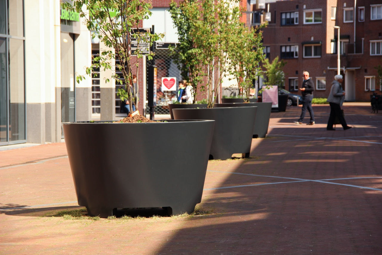 Der CONIC Aluminium-Pflanzkübel ist witterungsbeständig und langlebig. Perfekt für Innen- und Außenbereiche, sorgt er für eine stilvolle Akzentsetzung. Dank der Pulverbeschichtung ist der Kübel besonders kratzfest und pflegeleicht. Ob im Garten, auf der Terrasse oder im öffentlichen Bereich – der Kübel fügt sich harmonisch in jedes Design ein.