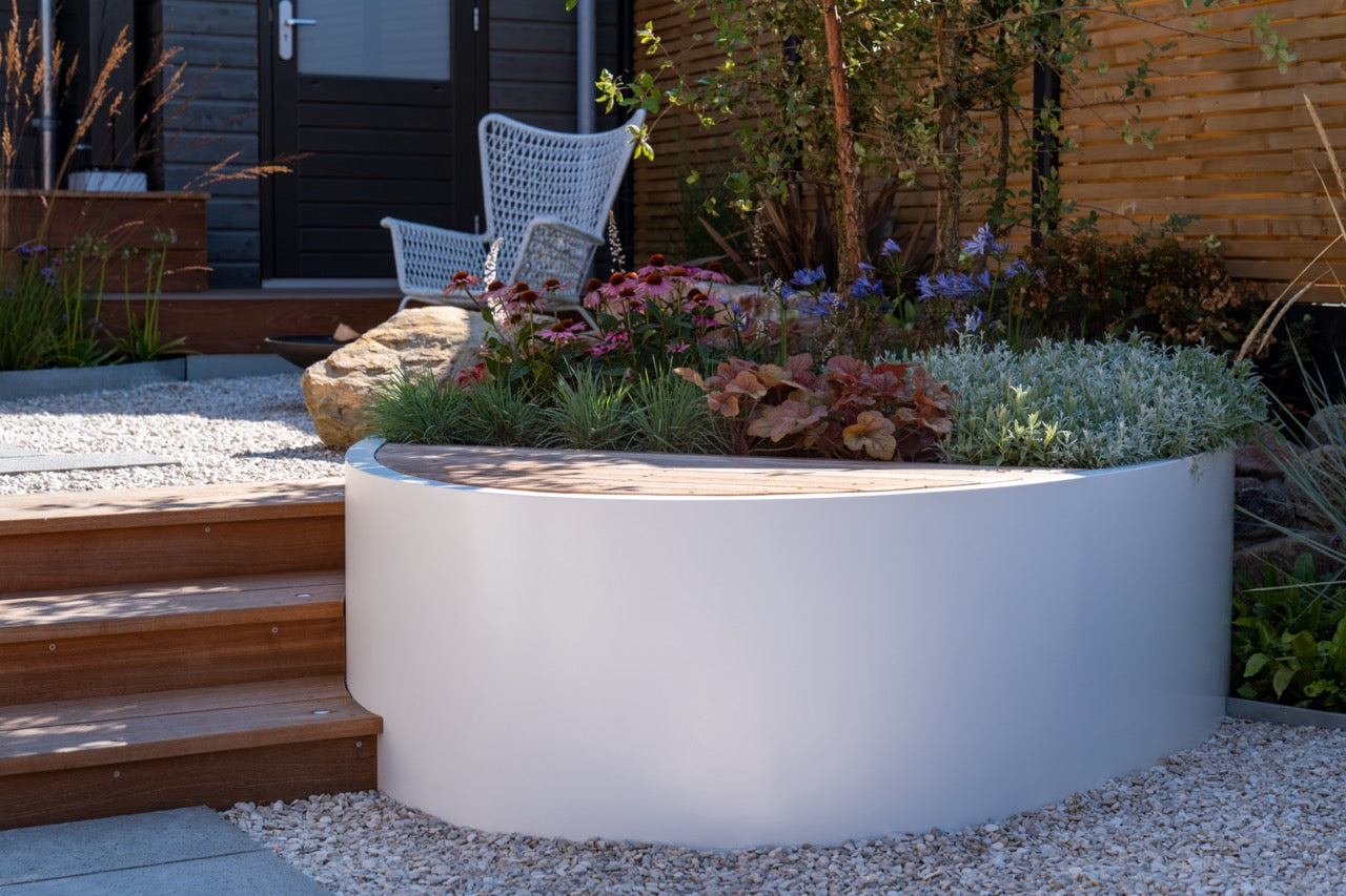 Ein idealer Blumentopf für draußen, der sich gut in jeden Garten integriert. Die Aluminium-Oberfläche ist nicht nur schön, sondern auch pflegeleicht und lange haltbar.