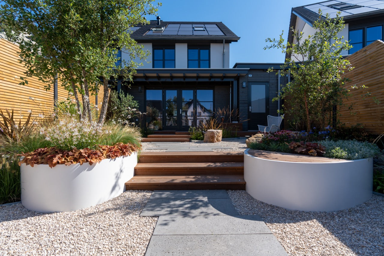 Der Ellipse Blumentopf ist in verschiedenen Farben erhältlich und kann jedes Jahr im Garten oder auf der Terrasse verwendet werden. Die Stabilität und der Schutz vor Rost machen ihn zu einer langen Freude.