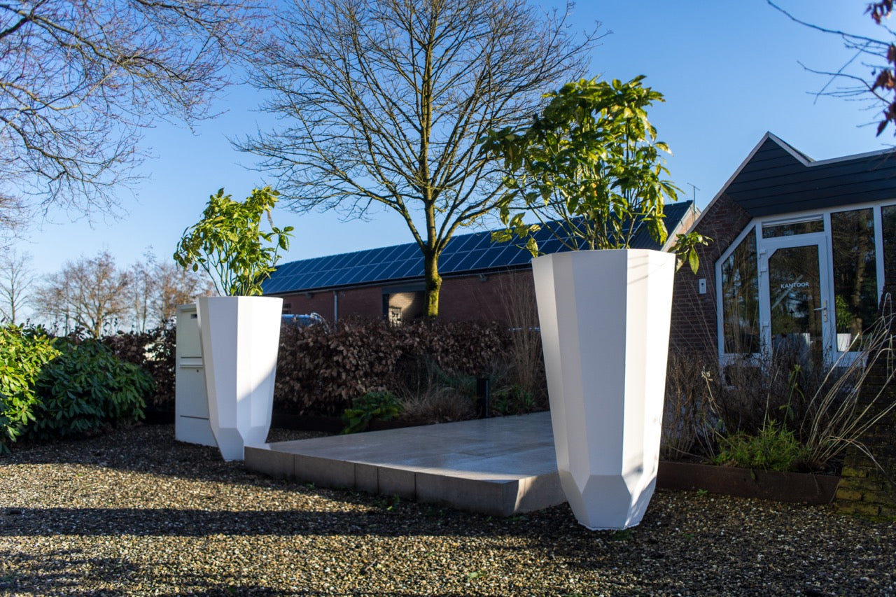 Für alle Wetterlagen geeignet: Hergestellt aus robustem Aluminium, ist dieses Pflanzgefäß ideal für den ganzjährigen Gebrauch im Freien.