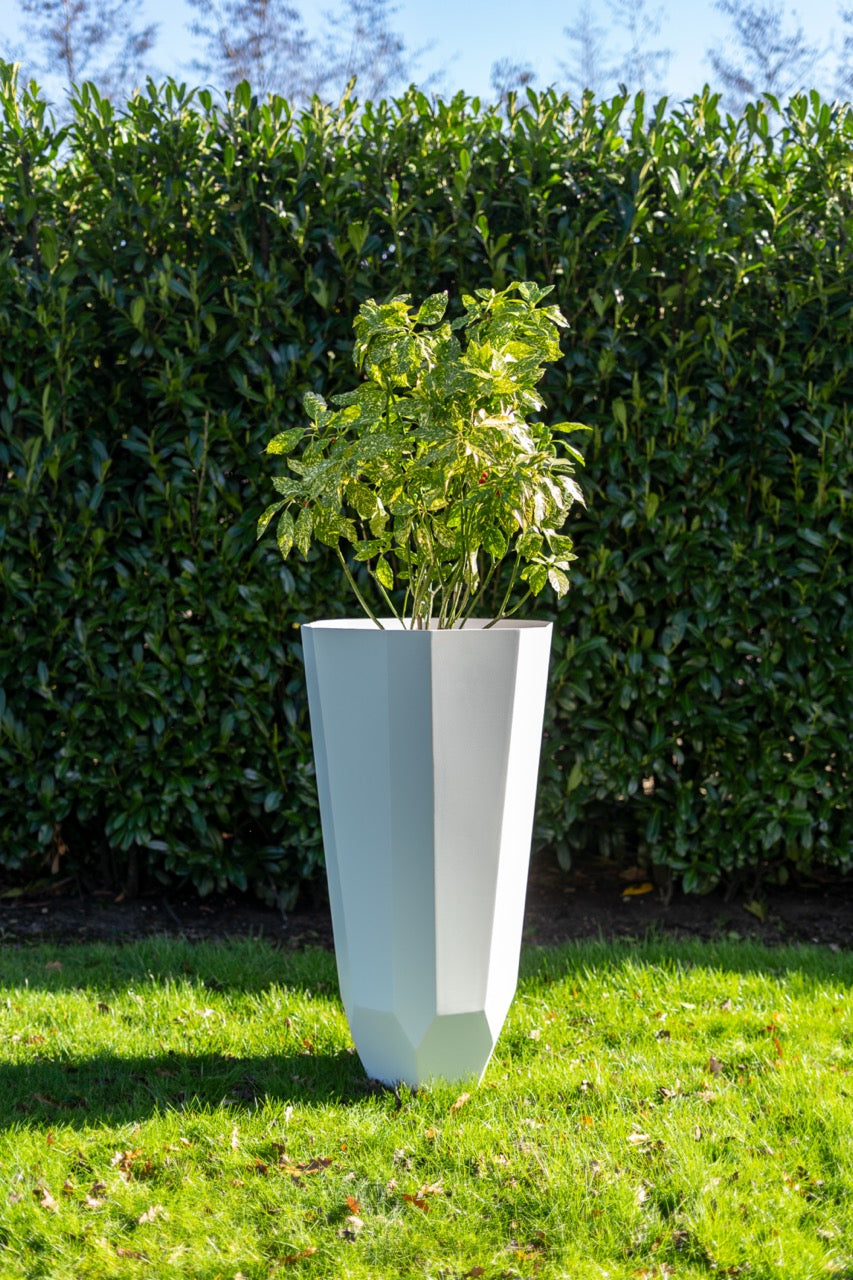 Adezz Facet planter made of aluminum 