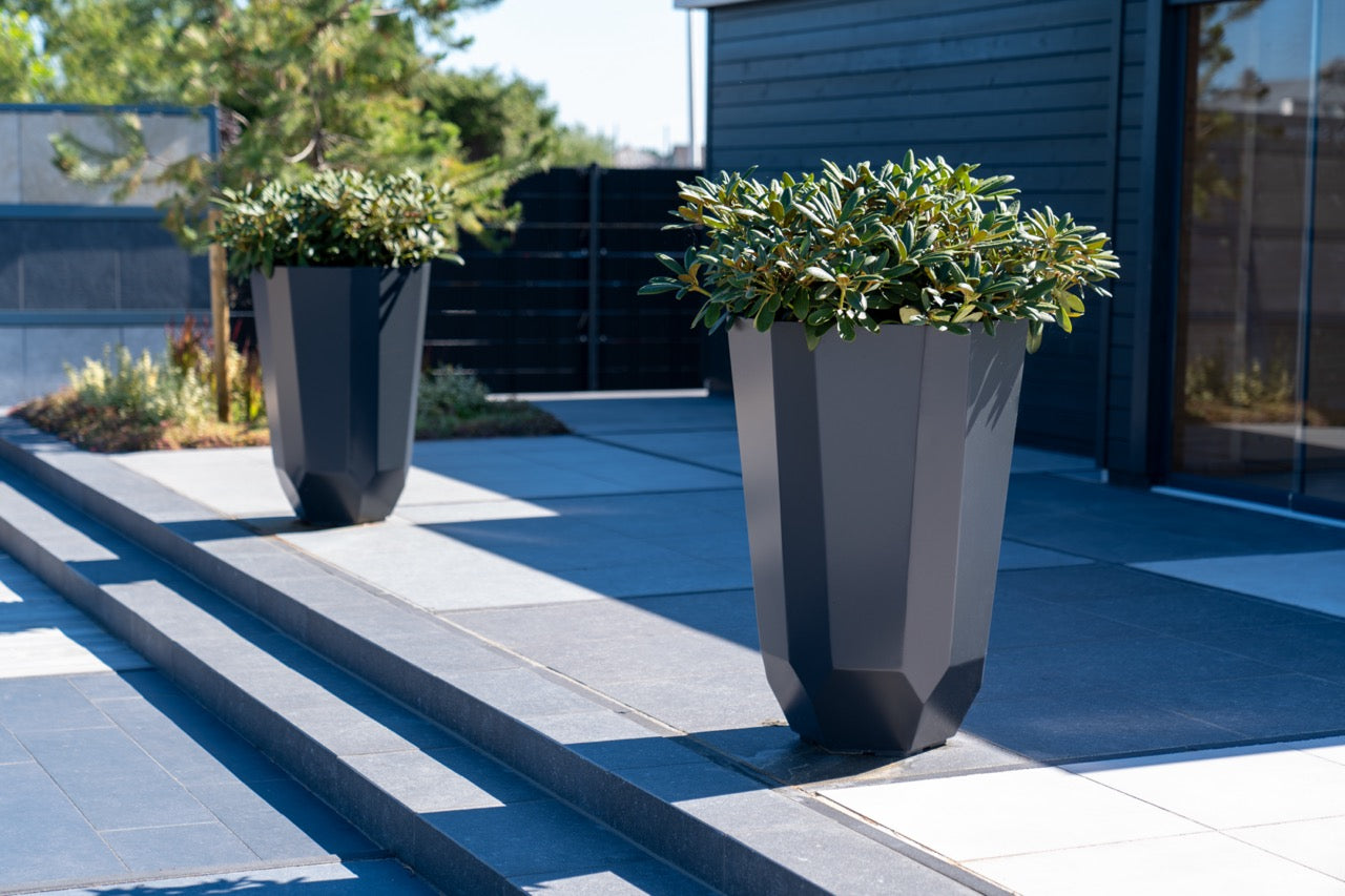 Adezz I Facet Pflanzgefäß aus Aluminium