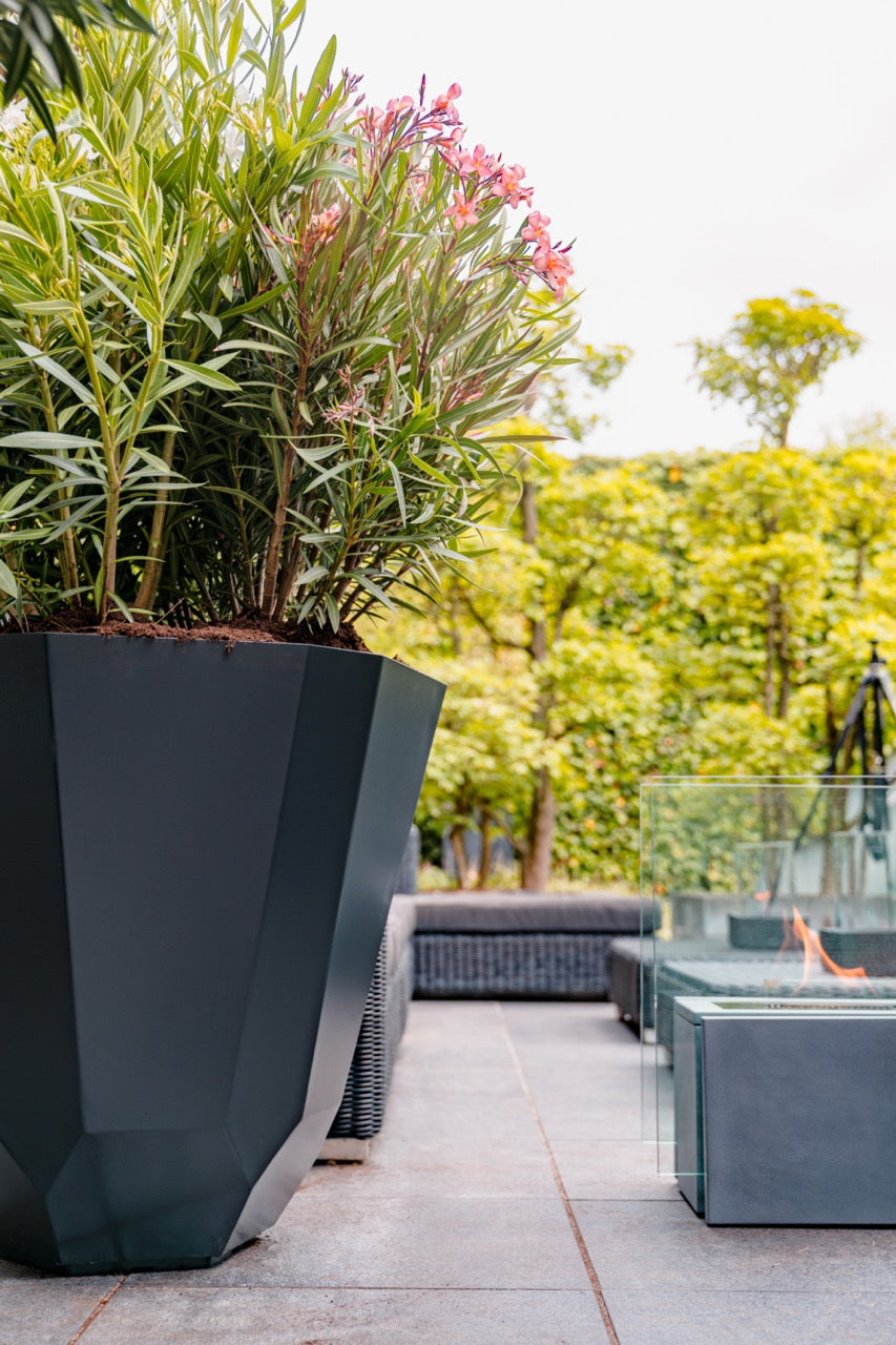 Adezz I Facet Pflanzgefäß aus Aluminium