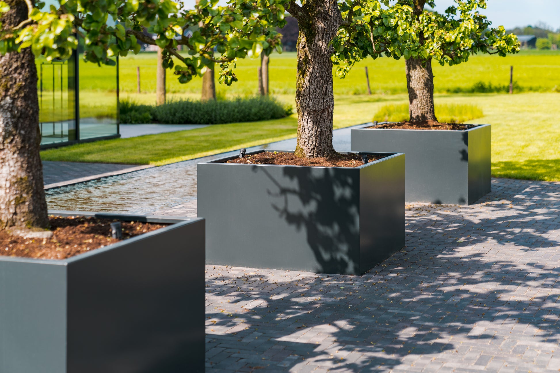 Aluminium Pflanzgefäß mit modernem Design für Ihren Garten
Das Adezz Carrez Pflanzgefäß bietet langlebige Schönheit mit kratzfester Beschichtung und perfekter Korrosionsbeständigkeit. Ideal für jedes Gartenprojekt.