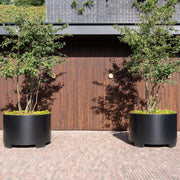 Der CIRCUM Aluminium-Pflanzkübel von Adezz ist für den Außenbereich konzipiert und äußerst langlebig. Durch seine Leichtigkeit ist er leicht zu bewegen und zu platzieren.