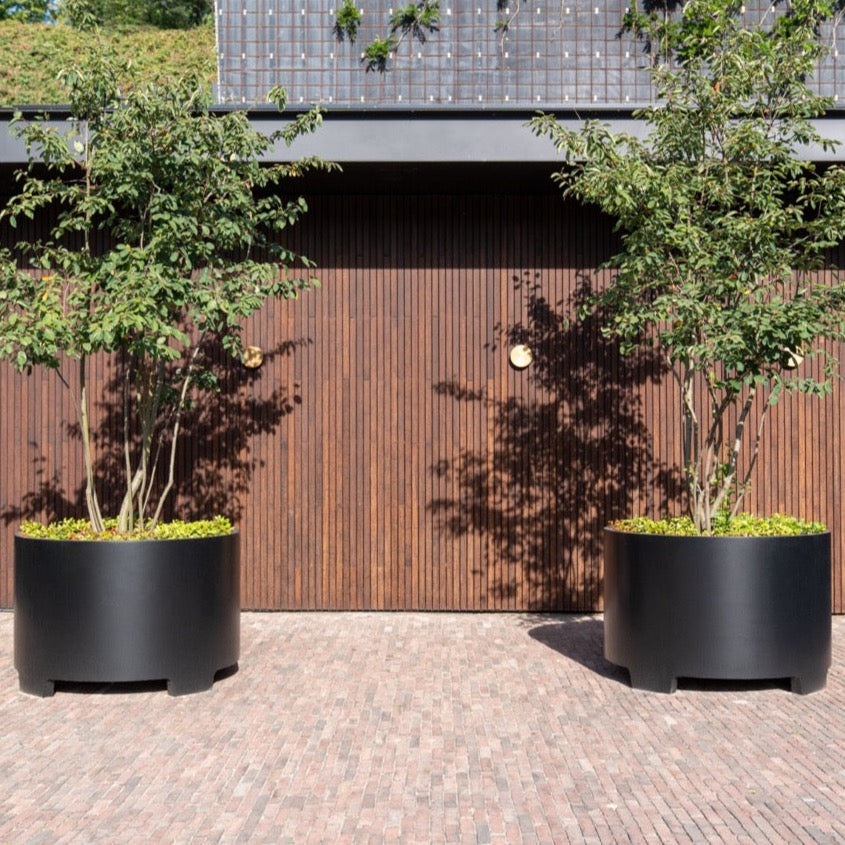 Der CIRCUM Aluminium-Pflanzkübel von Adezz ist für den Außenbereich konzipiert und äußerst langlebig. Durch seine Leichtigkeit ist er leicht zu bewegen und zu platzieren.