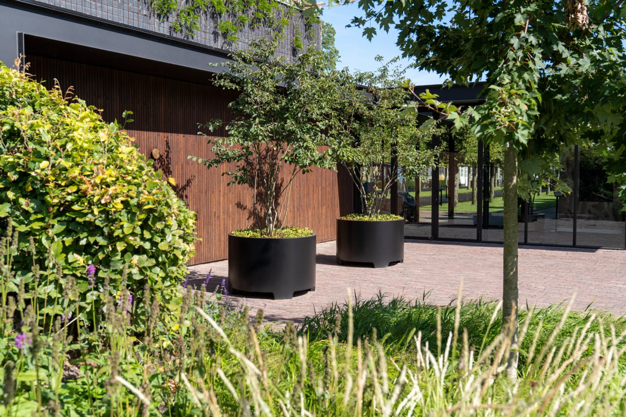 Dank seiner Höhe von 800 mm und Durchmesser bis zu 2000 mm bietet das Pflanzgefäß Raum für große und kleine Pflanzenarrangements.