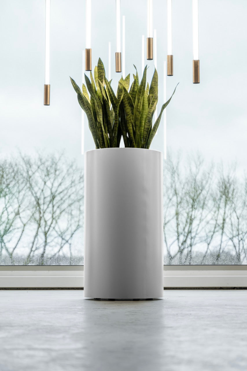 Der Kübel ist in vier eleganten Farben erhältlich und passt zu jeder Umgebung, ob Terrasse, Balkon oder Garten.