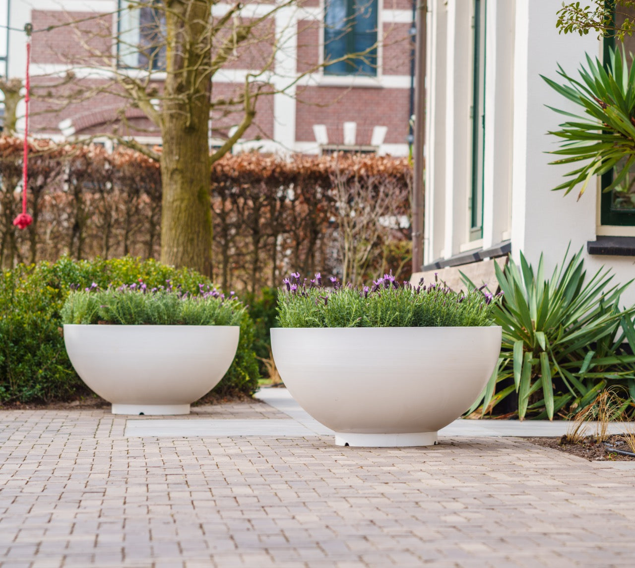 Das BOCCA Pflanzgefäß bietet nicht nur ein modernes Design, sondern auch praktische Vorteile. Es ist robust, korrosionsbeständig und mit einer speziellen Pulverbeschichtung versehen, die es langlebig macht. Ideal für alle Gartenliebhaber, die Stil und Funktionalität suchen.