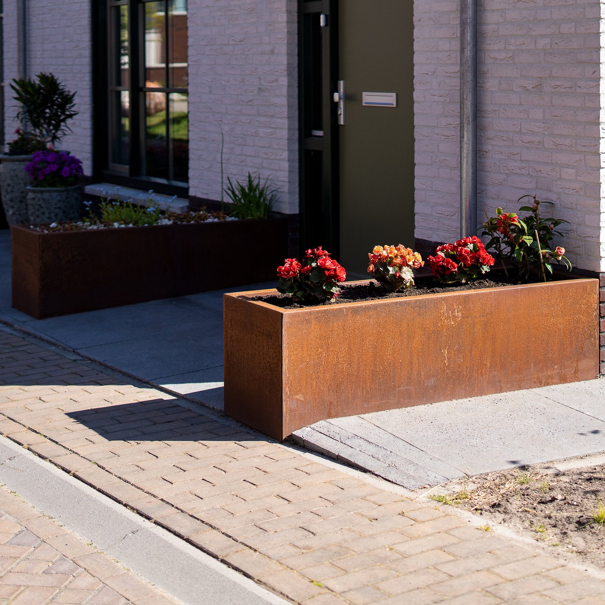 Erleben Sie die perfekte Kombination aus Funktionalität und Stil mit dem Pflanzgefäß CARREZ aus hochwertigem Cortenstahl. Genießen Sie das ansprechende Design und die robuste Oberfläche, die Ihrem Garten eine elegante Note verleiht.