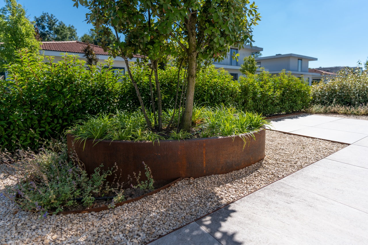 Der Topf hat eine praktische Entwässerung, damit überschüssiges Wasser abfließen kann.