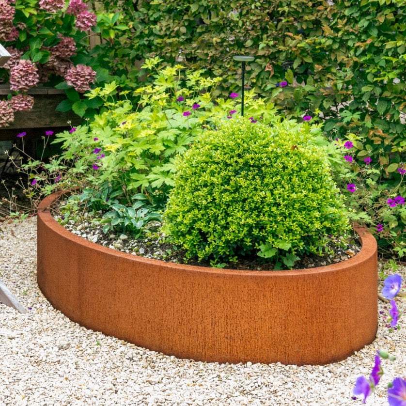 Der ADEZZ Blumentopf Ellipse ist aus Cortenstahl gefertigt und wird im Laufe der Zeit von einer natürlichen Rostschicht überzogen.