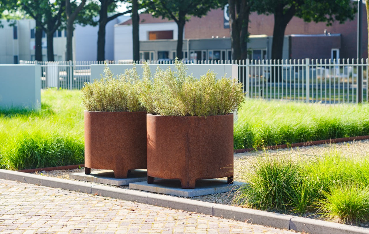 Das Pflanzgefäß CIRCUM aus Cortenstahl von Adezz ist ein hochwertiges und wetterfestes Gefäß für Gärten, das durch seine charakteristische Rostoptik auffällt.
