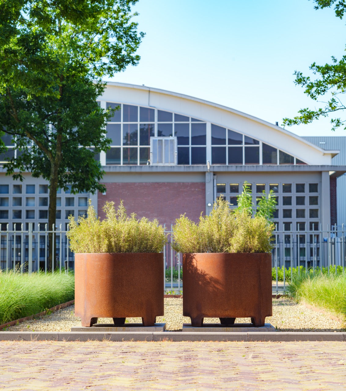 Das Material besteht aus einem speziellen wetterfesten Stahl, der durch die natürliche Rostschicht langanhaltenden Schutz erhält.