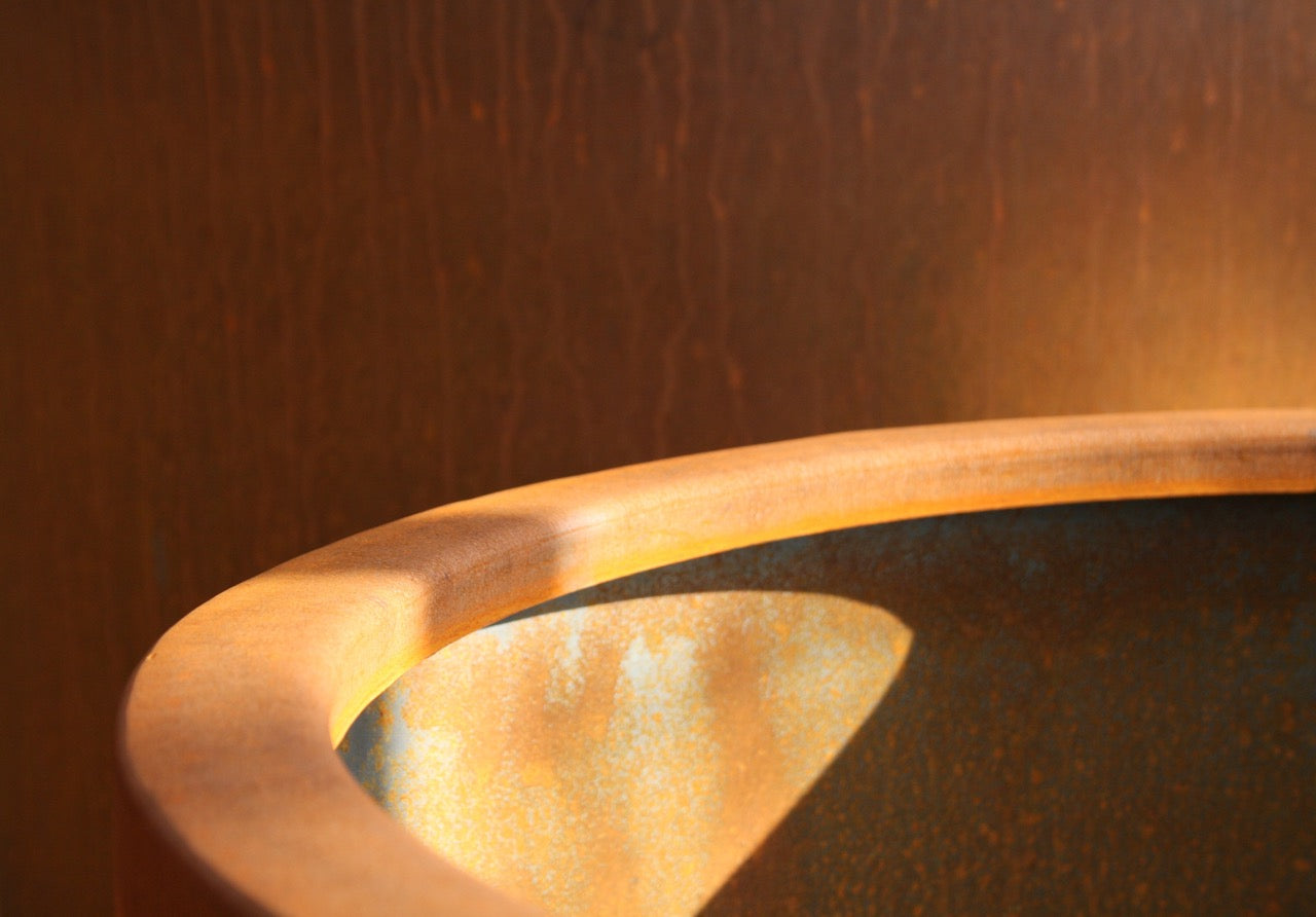 Das Adezz Pflanzgefäß Circum aus Cortenstahl ist perfekt für die Gestaltung von Garten- und Terrassenbereichen. Es ist langlebig, wetterbeständig und hat eine schützende Rostschicht. Die Stützfüße und Entwässerungslöcher sorgen dafür, dass das Wasser richtig abfließt und das Gefäß nicht beschädigt wird.