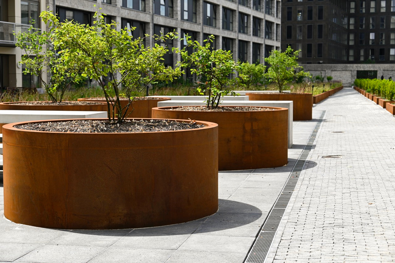 Verleihen Sie Ihrem Garten eine besondere Note mit dem Pflanzgefäß Circum aus Cortenstahl. Das robuste Material schützt vor Korrosion und sorgt für eine lange Lebensdauer. Es ist in verschiedenen Größen erhältlich und bietet eine hervorragende Entwässerung durch Entwässerungslöcher.
