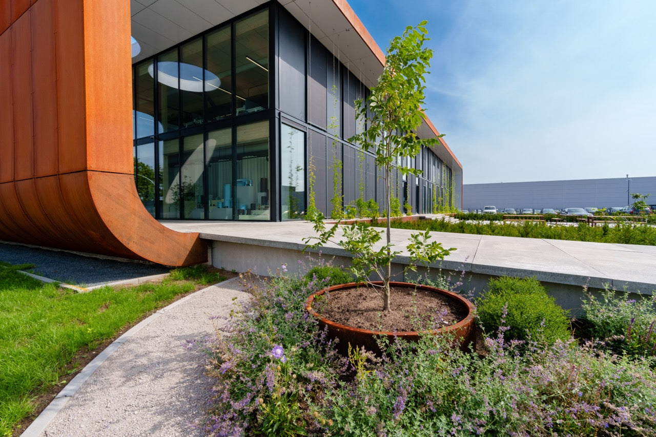 Das Pflanzgefäß Circum aus Cortenstahl ist wetterbeständig und bietet eine lange Lebensdauer. Die einzigartige Rostschicht sorgt für ein warmes, stilvolles Aussehen, das sich perfekt in jedes Gartenkonzept einfügt. Es eignet sich ideal für moderne Gartengestaltungen.