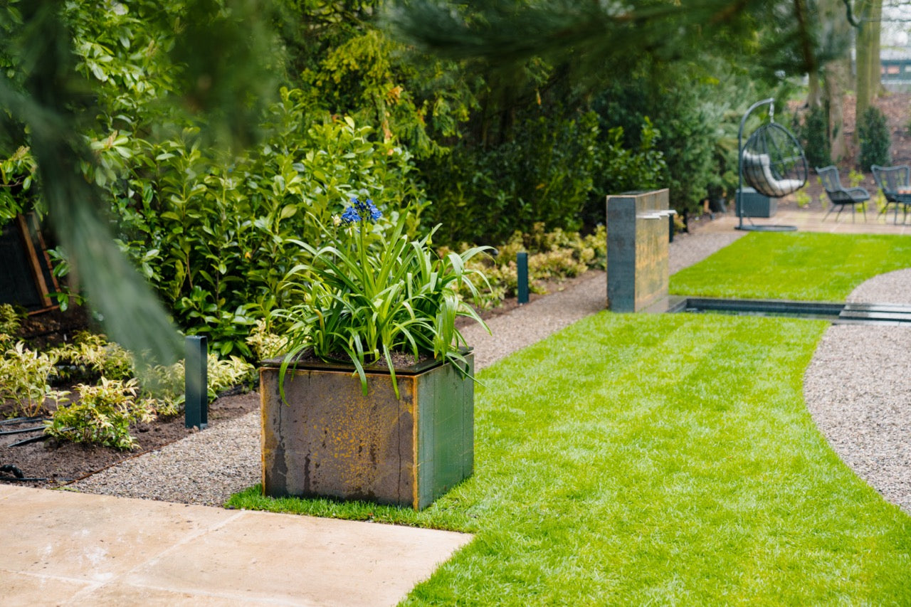 Adezz Pflanzgefäß DOMUS aus Cortenstahl -  Natürliche Farbgebung: Das Gefäß entwickelt eine warme, orange-braune Rostfarbe, die Ihrem Garten ein kraftvolles und harmonisches Aussehen verleiht.