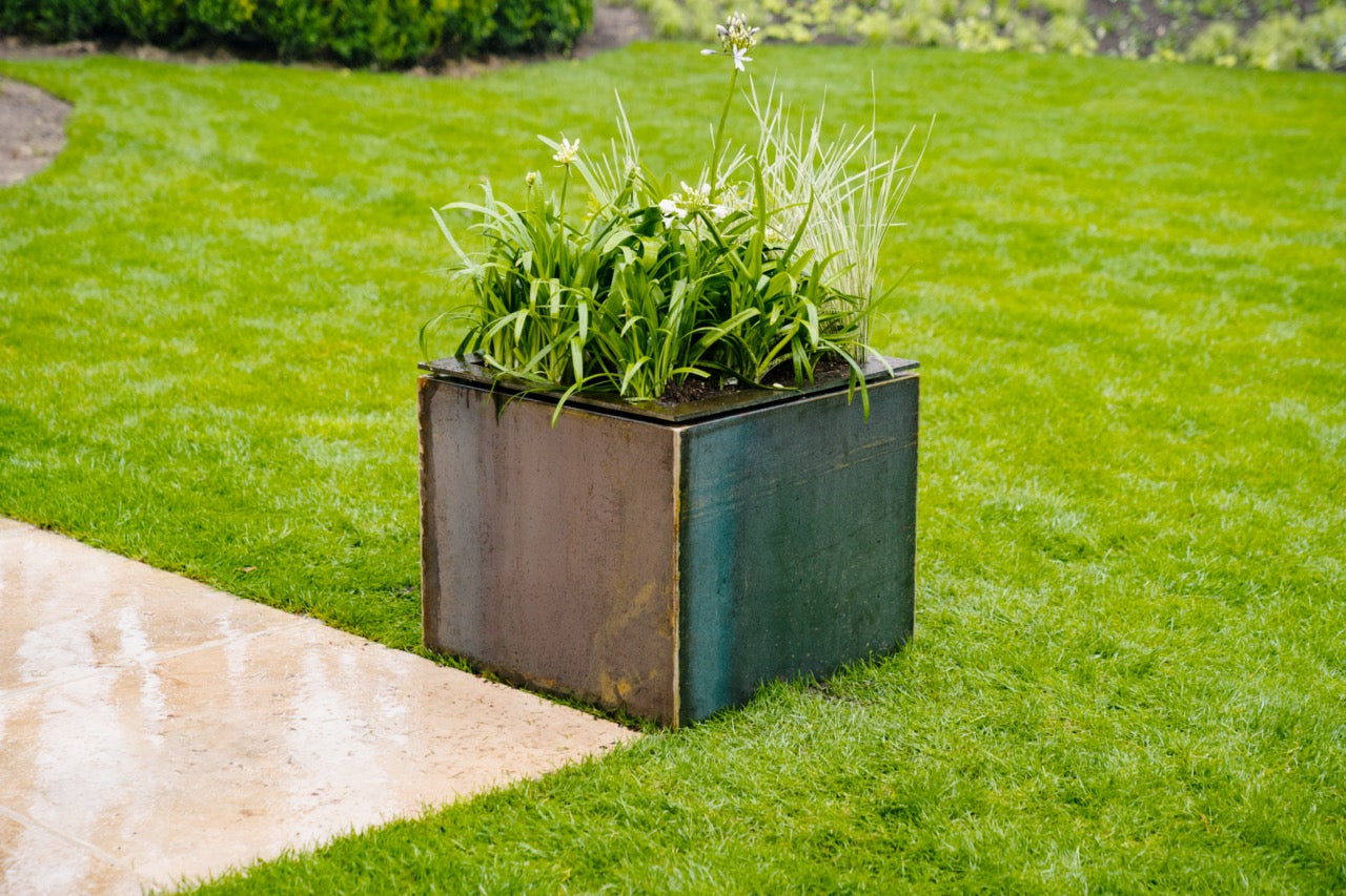 Adezz Pflanzgefäß DOMUS aus Cortenstahl | Verwendungshinweise: Die Produkte sollten nach Erhalt sofort ausgepackt werden, um ungleichmäßige Rostflecken zu vermeiden.