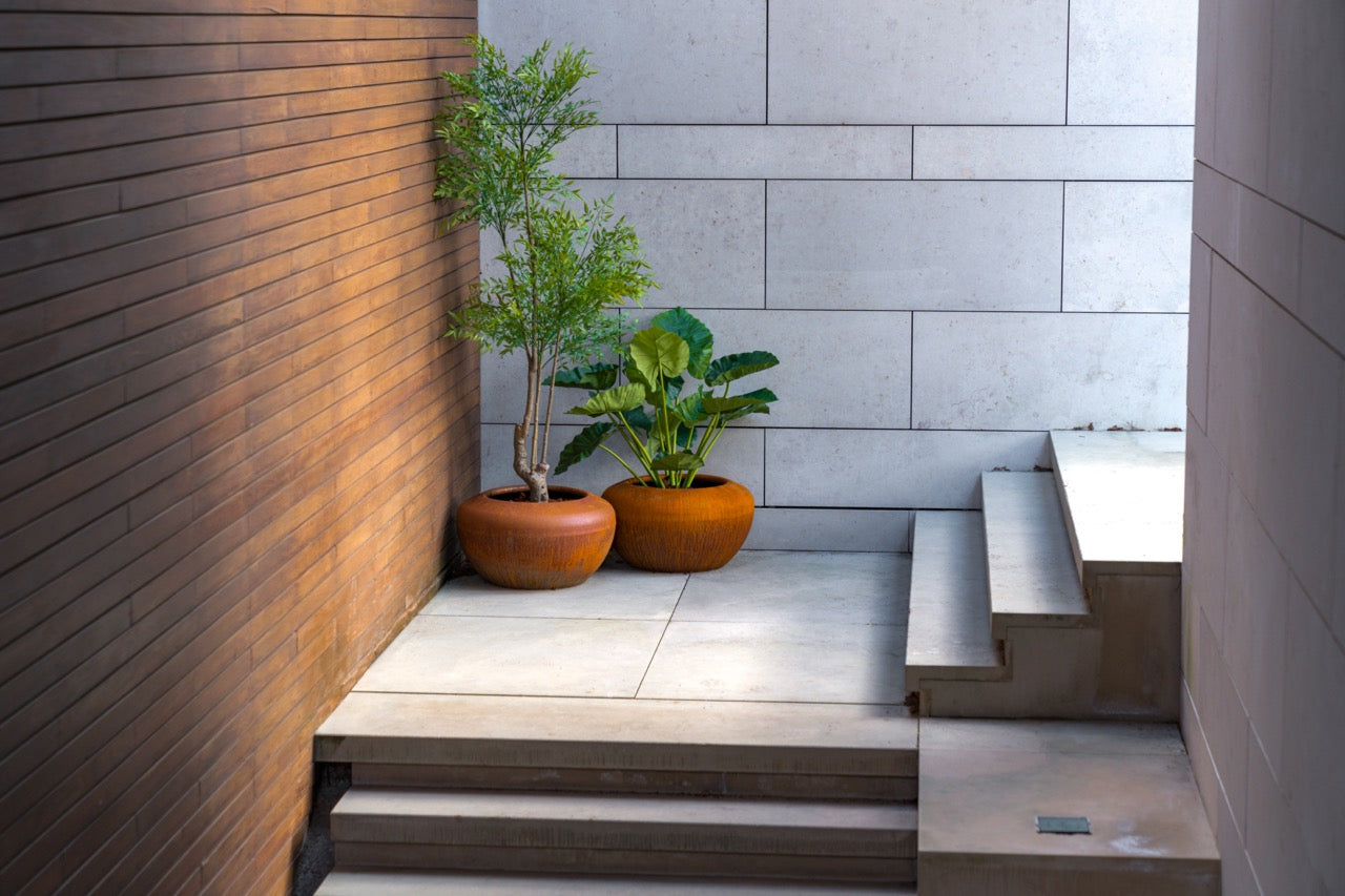 Robust und stabil: Mit einer Materialstärke von 2 mm und stabilen Stützfüßen aus Cortenstahl bietet das Pflanzgefäß hohe Widerstandskraft.
