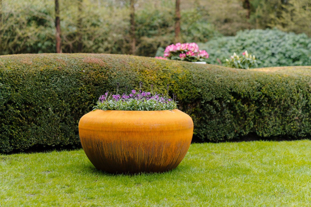 Harmonisch in jedem Garten: Die sanften Formen und natürliche Rostoptik fügen sich wunderbar in Ihr Gartenbild ein.