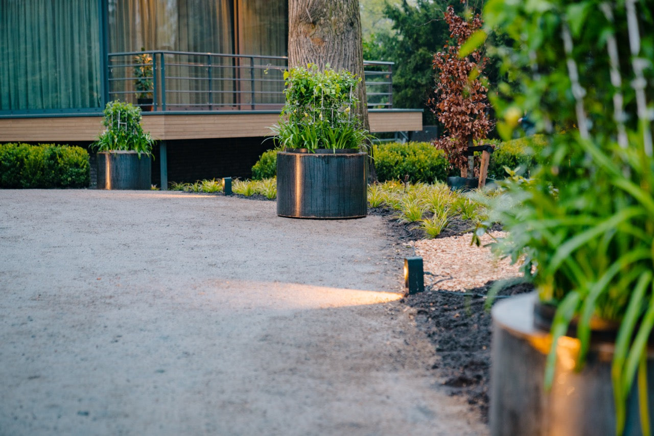 Robuste Stützfüße heben das Gefäß leicht an, ideal für sicheren Stand.
