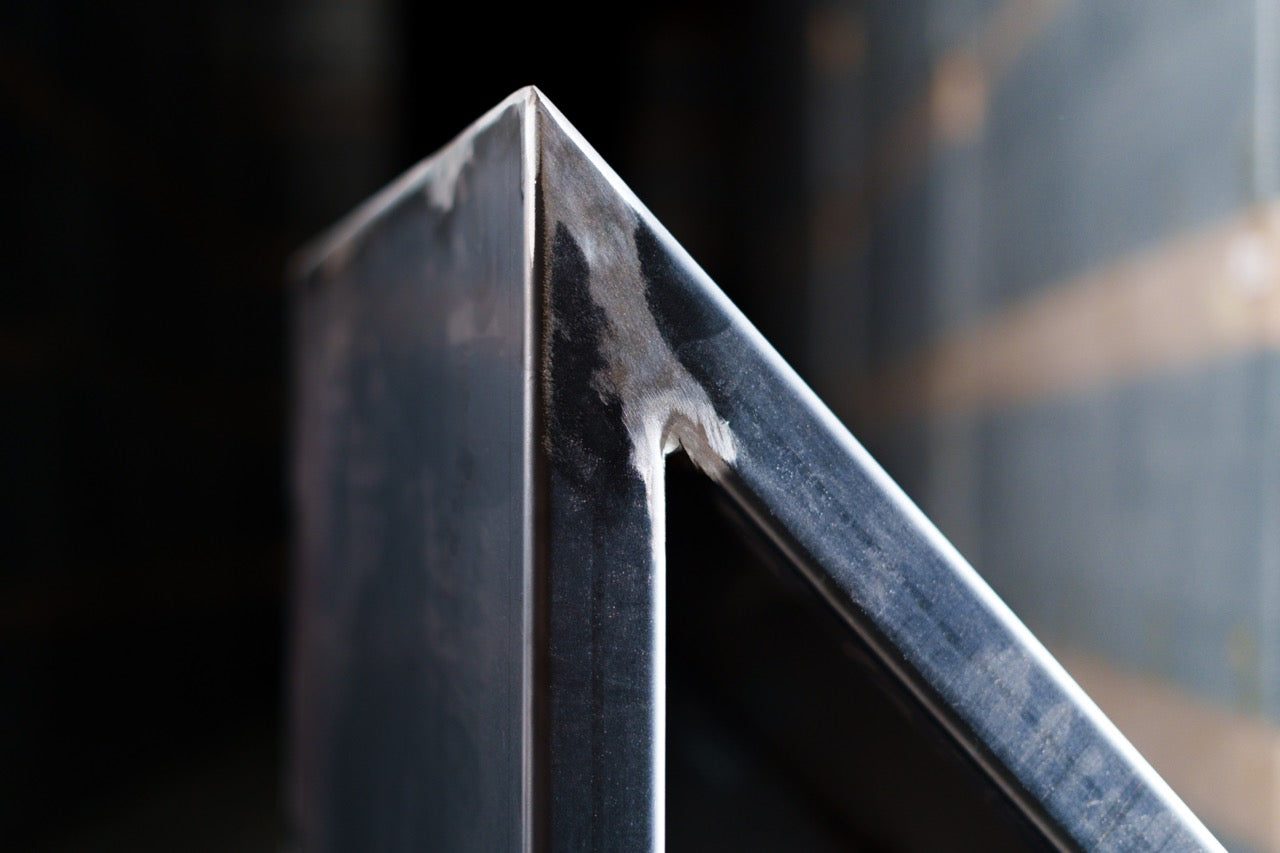 Mit dem TRIANGLE aus Cortenstahl schaffen Sie einen zeitlosen Gartenstil. Die natürliche Rostpatina sorgt für ein warmes, einladendes Ambiente, während die dreieckige Form moderne Akzente setzt. Das Material ist langlebig und trotzt Wind und Wetter. Perfekt für Ihre Lieblingspflanzen – entdecken Sie eine charmante Ergänzung für Ihren Außenbereich.