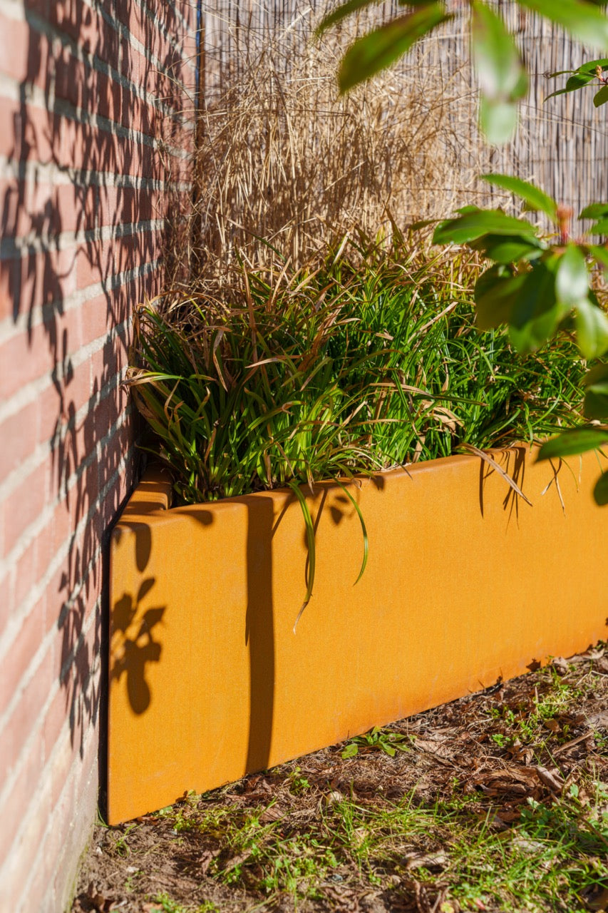 Das TRIANGLE-Pflanzgefäß aus Cortenstahl vereint modernes Design mit hoher Beständigkeit. Seine dreieckige Form passt sich jeder Umgebung an, und die natürliche Rostschicht schützt es zuverlässig. Dieses Gefäß bietet eine langlebige, optisch ansprechende Möglichkeit, Blumen und Sträucher perfekt zu präsentieren.