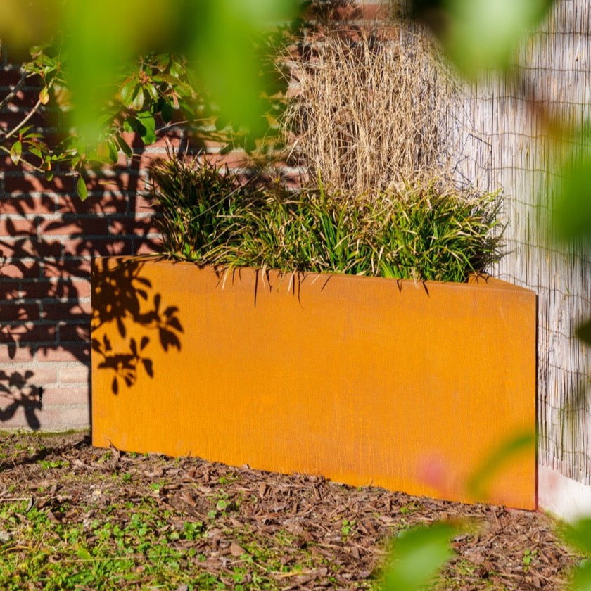 und die warme Rostoptik machen es zu einem Hingucker. Mit einer robusten, wetterfesten Oberfläche bleibt es lange schön und schützt sich selbst vor Korrosion. Ideal für Blumen, Sträucher oder Gräser – für einen stilvollen Garten, der begeistert.