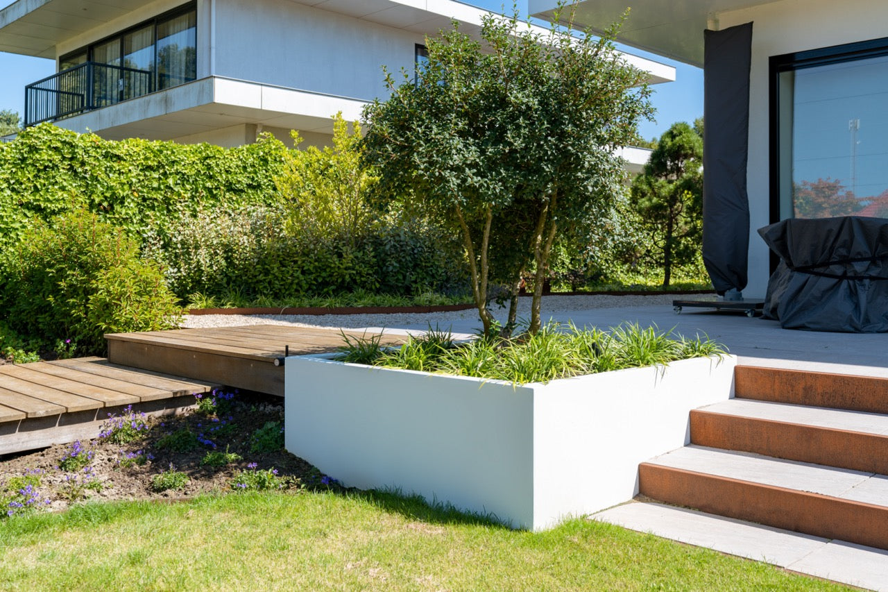Hohe Stabilität und Langlebigkeit
Gefertigt aus hochwertigem, verstärktem Fiberglas, bietet das CARREZ Pflanzgefäß stabile Qualität und langlebige Farben. Dank der verstärkten Ecken bleibt es auch bei Frost formstabil und zuverlässig.