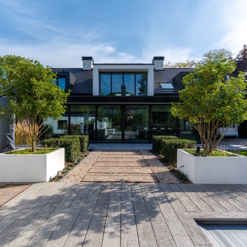 Das CARREZ Pflanzgefäß aus Fiberglas verleiht Ihrem Garten oder Balkon ein modernes Aussehen. Stabil und leicht, es fügt sich stilvoll in jeden Außenbereich ein und ist dabei äußerst robust.