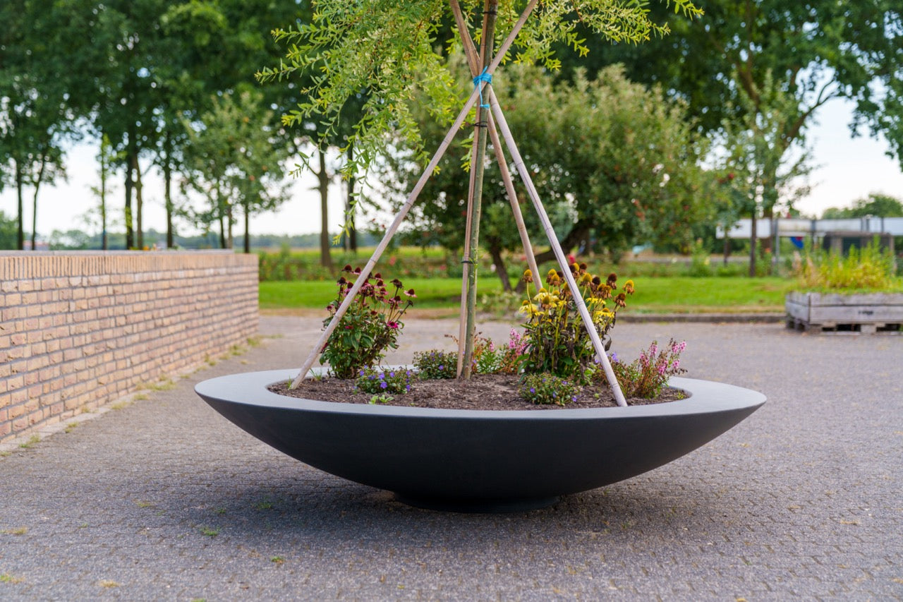 Robustes Design für dauerhafte Freude
Die Ceder Pflanzschale ist nicht nur stilvoll, sondern auch robust. Hergestellt aus verstärktem Fiberglas, garantiert sie Stabilität und Langlebigkeit. Mit einer Materialdicke von 3 mm können Sie sicher sein, dass Ihre Pflanzschale auch unter wechselnden Wetterbedingungen besteht.