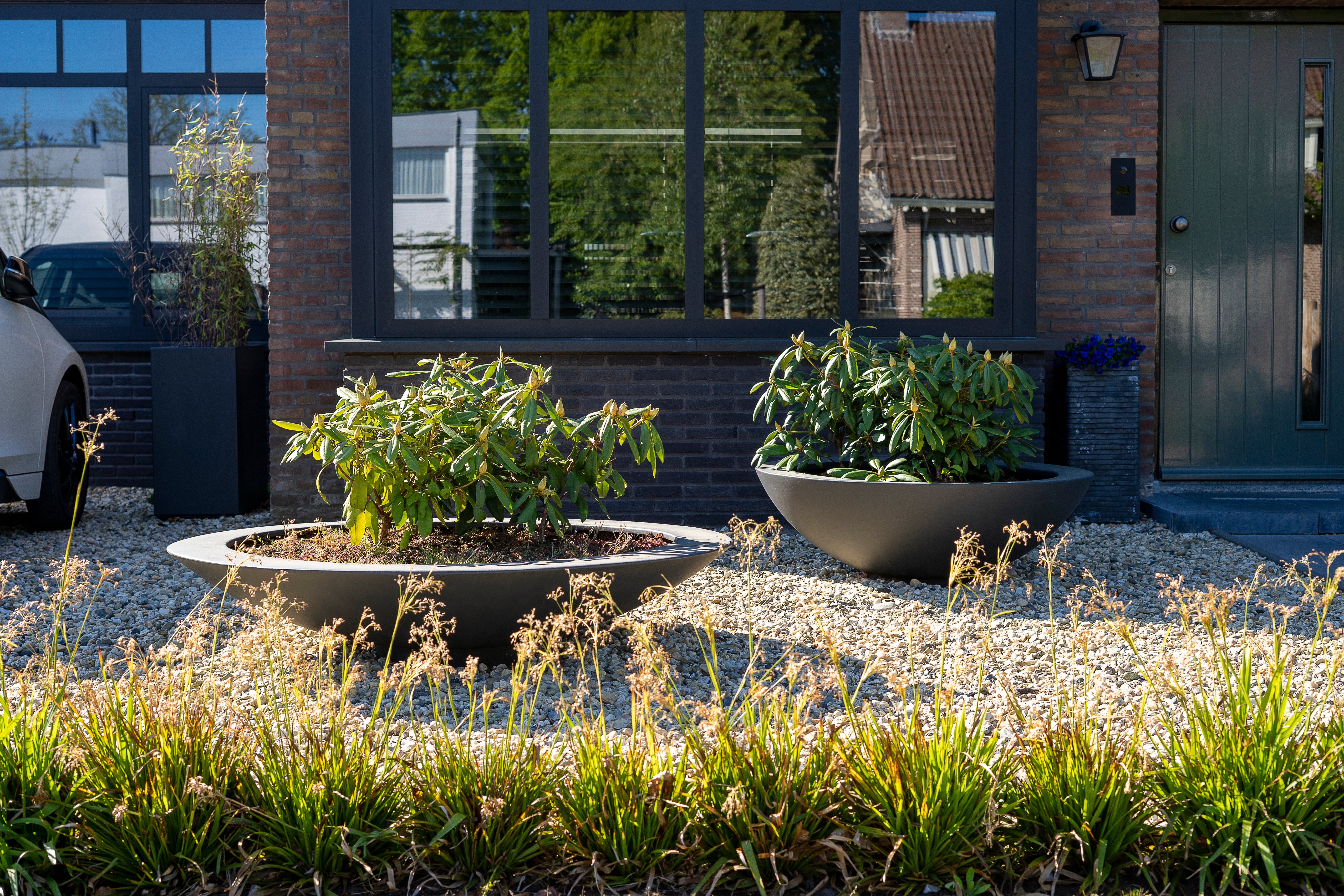 unktionale Eleganz für jeden Raum
Ob auf der Terrasse, dem Balkon oder im Garten – die Ceder Pflanzschale fügt sich nahtlos in jeden Außenbereich ein. Ihr ansprechendes Design und die praktischen Maße machen sie zur idealen Wahl, um Ihre Pflanzen optimal in Szene zu setzen.