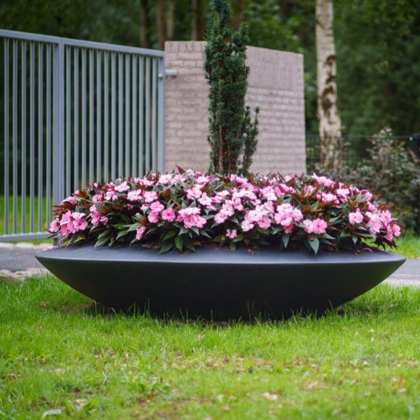 Dieses Pflanzgefäß aus Fiberglas sorgt für moderne Akzente in Ihrem Garten oder auf der Terrasse. Es ist leicht zu reinigen und in mehreren Farben erhältlich. Durch die stabile Bauweise und das schwebende Design passt es sich gut jeder Umgebung an. Ideal für Außenbereiche, die Eleganz und Funktionalität vereinen möchten.