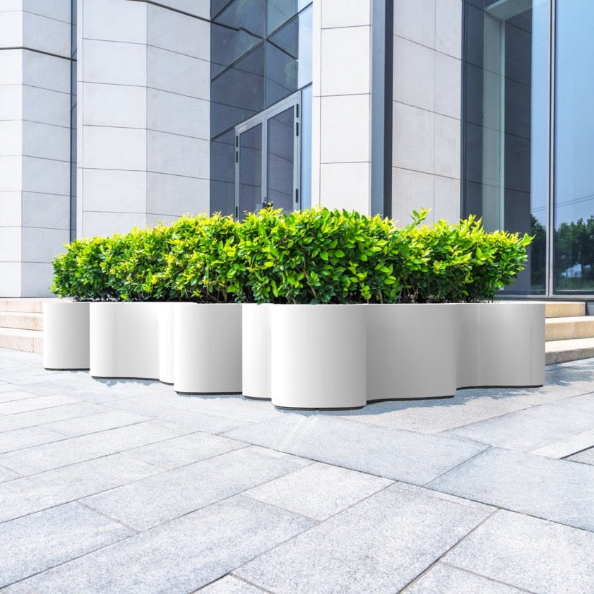 Das Adezz Organ Pflanzgefäß im Detail:

Form: Eine harmonische, organische Linienführung.
Material: Hochwertiges Fiberglas – stabil und langlebig.
Farben: Verkehrsweiß, Schwarzgrau, Anthrazitgrau, Tiefschwarz. Weitere Farben verfügbar.
Vorteile:
Robustes Material für jede Wetterlage.
Pflegeleicht und farbbeständig.
Für kreative Gartengestaltungen geeignet.
Optimierte Drainage für gesundes Pflanzenwachstum.
Vielfältige Größen und Farben für jeden Bedarf.