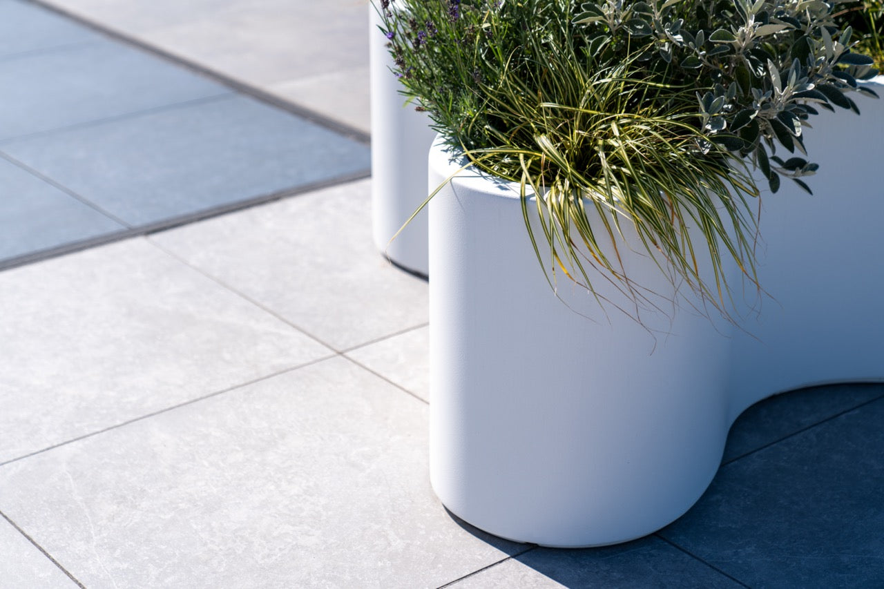 Adezz Organ Pflanzgefäß – Für kreative Gartengestaltungen

Das Adezz Organ Pflanzgefäß aus Fiberglas kombiniert stilvolles Design mit praktischer Funktion. In Verkehrsweiß, Anthrazitgrau und Tiefschwarz erhältlich, sorgt es für eine effiziente Entwässerung. Es ist langlebig und einfach zu pflegen – perfekt für jeden Außenbereich.