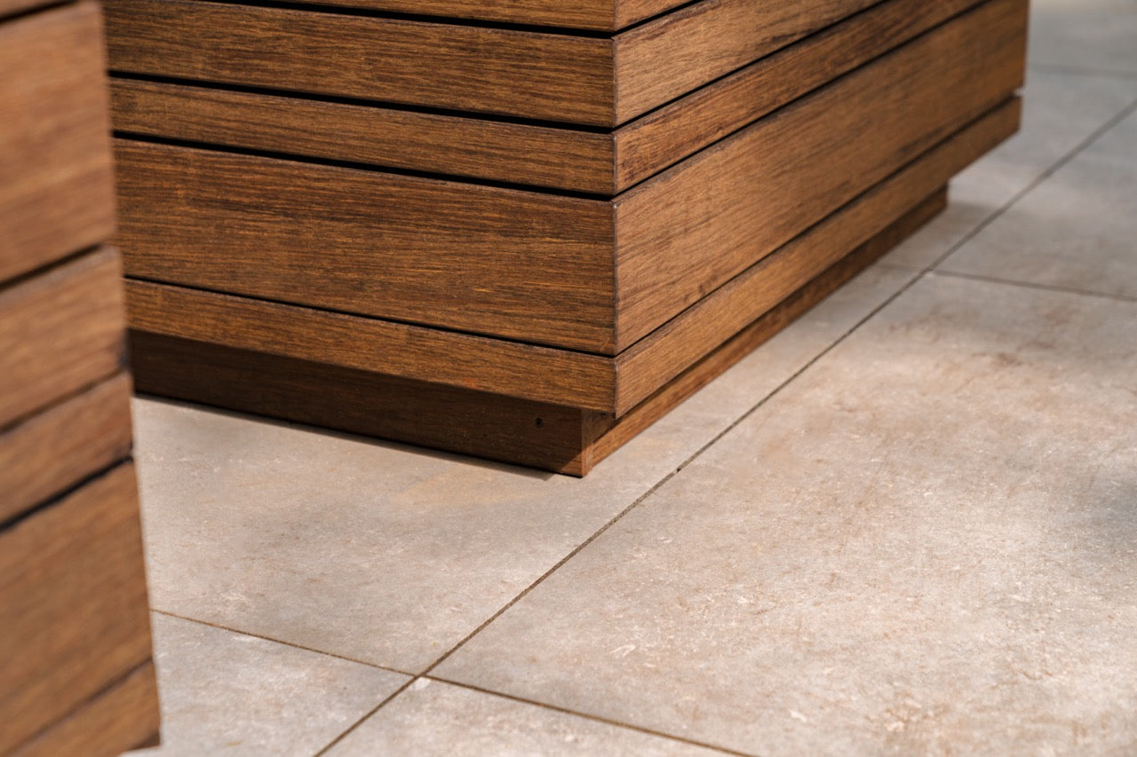 Wählen Sie das BANDU Pflanzgefäß aus Bambus für eine elegante Gartengestaltung. Dieses Pflanzgefäß ist nicht nur optisch ansprechend, sondern auch extrem pflegeleicht. Der Bambus bleibt dank seiner natürlichen Eigenschaften lange schön. Mit seinen variablen Maßen passt es sich perfekt an Ihre Bedürfnisse an und setzt stilvolle Akzente in Ihrem Garten.