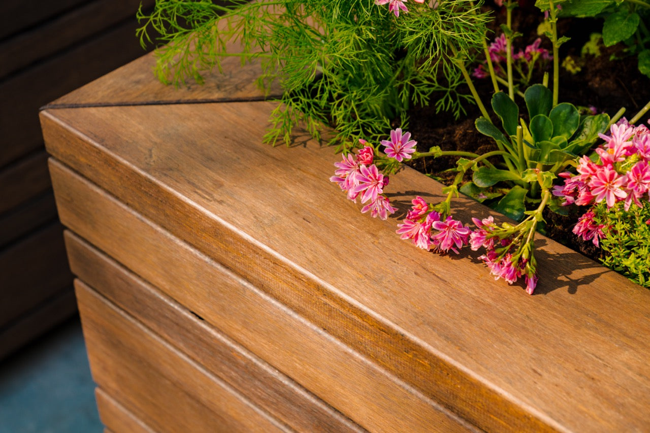 Gestalten Sie Ihren Garten nachhaltig mit dem BANDU Pflanzgefäß aus hochwertigem Bambus. Dieses Pflanzgefäß ist robust und umweltfreundlich, ideal für die Bepflanzung von Blumen, Sträuchern und kleinen Bäumen. Mit einer maximalen Breite von 2000 mm und einer Höhe von 850 mm bietet es genügend Platz für Ihre Pflanzen und harmoniert mit jeder Gartengestaltung.