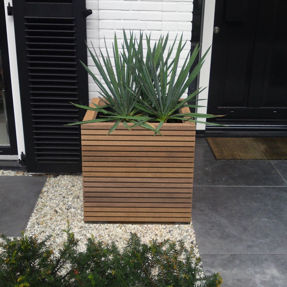 Das MALAGA RHOMBUS Pflanzgefäß aus Hartholz ist langlebig und pflegeleicht. Mit der Zeit wird das Holz grau, was ihm eine natürliche Schönheit verleiht. Der Boden ist mit einem speziellen Tuch bedeckt, das die Wurzeln schützt. Edelstahlverbindungen sorgen für hohe Stabilität.