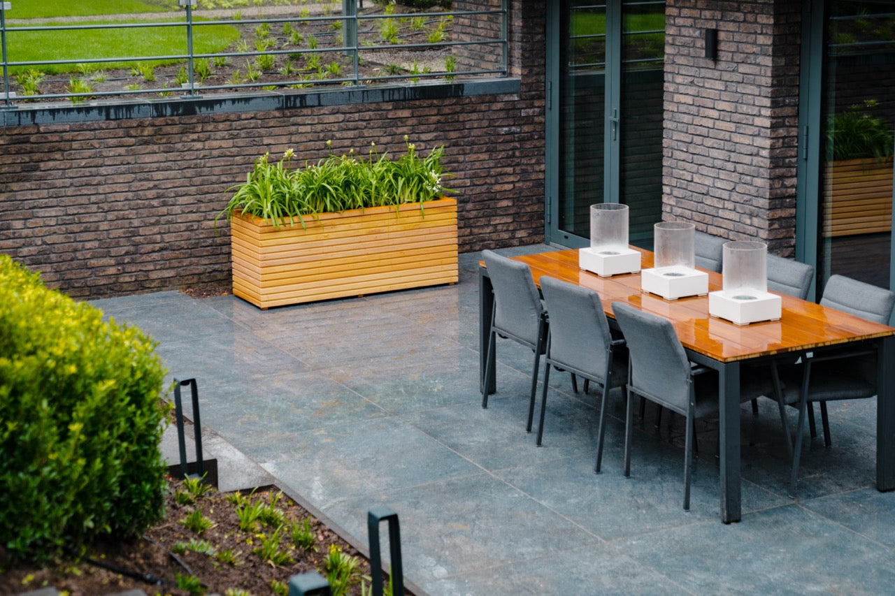 Dieses Pflanzgefäß ist ideal für die Aufzucht von Pflanzen in Ihrem Garten. Das robuste Hartholz schützt Ihre Pflanzen vor den Elementen, während das Design sich wunderbar in jede Gartenlandschaft integriert.