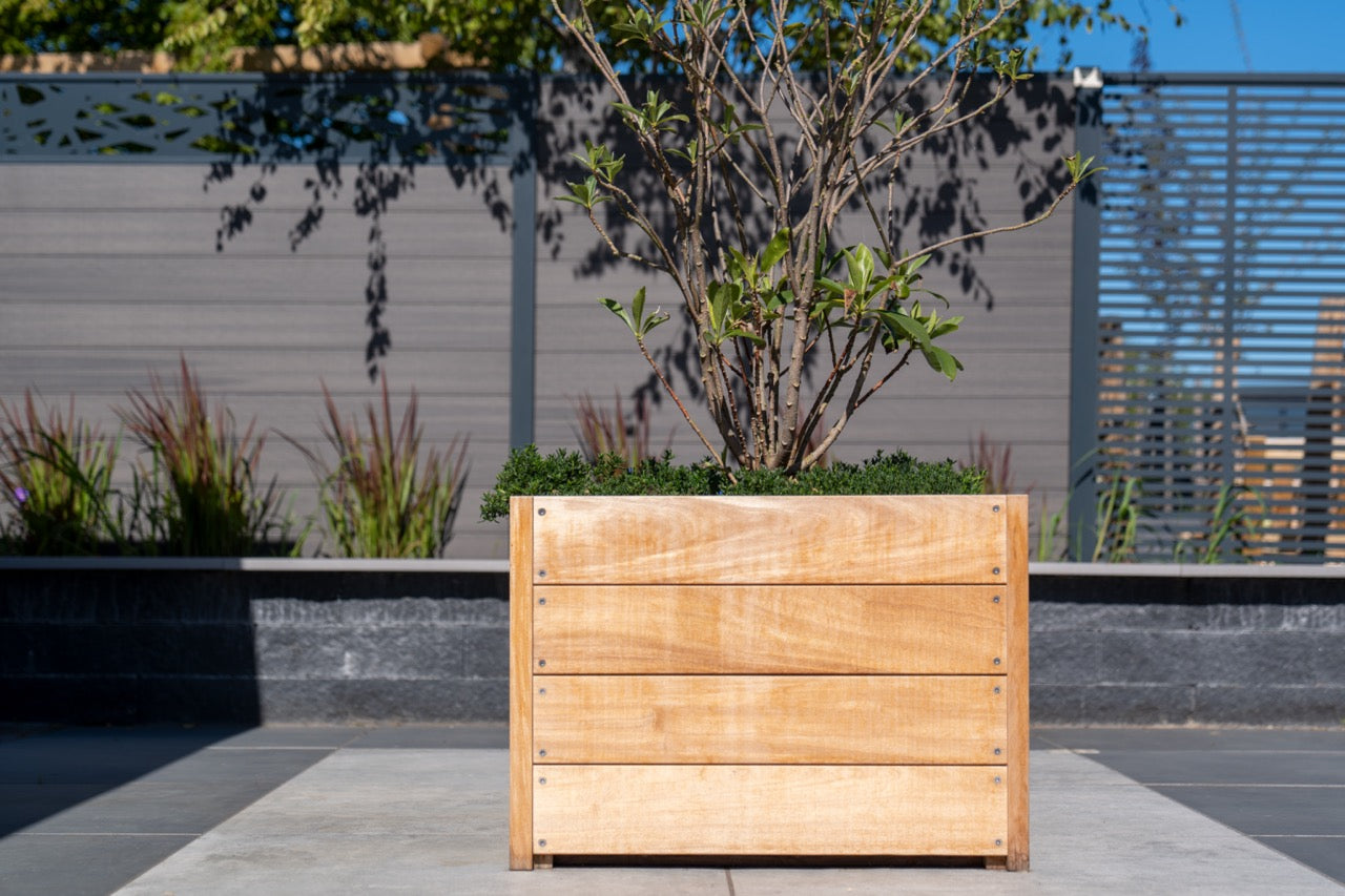 Der Boden des Pflanzgefäßes hat ein durchlässiges Tuch, das die Wurzeln schützt.