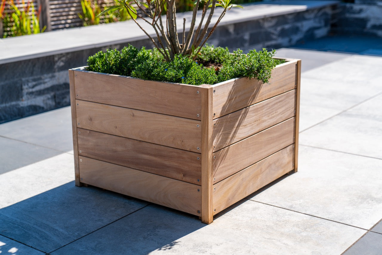 Es ist ideal für den Garten, Balkon oder Terrasse und benötigt keine zusätzliche Pflege.