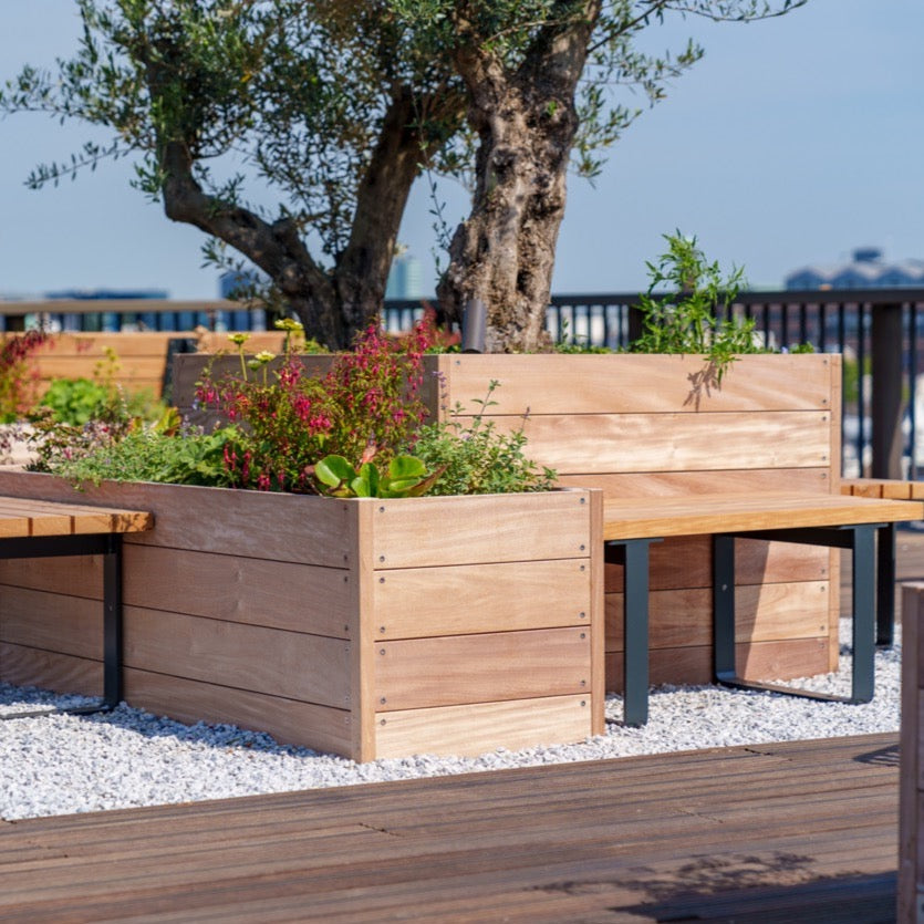 Das Carrez Pflanzgefäß ist aus starkem Hartholz gefertigt und bietet eine lange Lebensdauer.