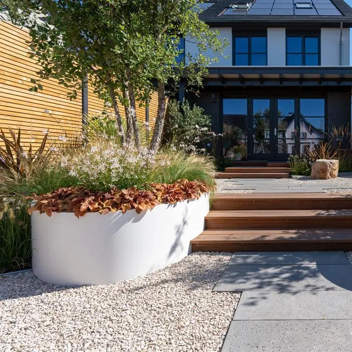 Elegantes Design: Der Adezz Blumentopf Ellipse aus Aluminium ist modern und passt zu vielen Gartenstilen.