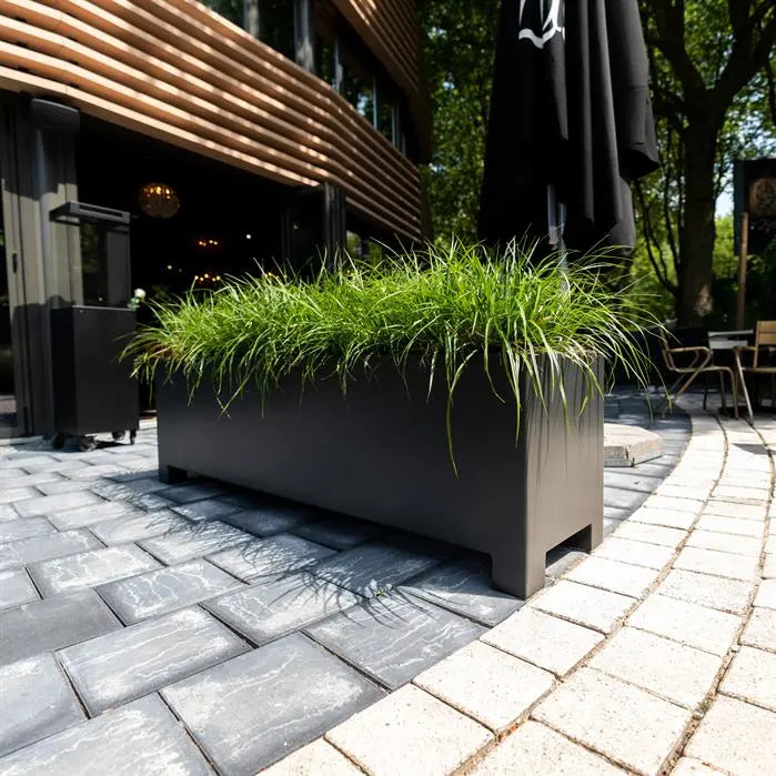 Leichtes Aluminium für einfache Handhabung – Das CARREZ Pflanzgefäß ist sehr leicht, sodass es problemlos umgestellt werden kann.