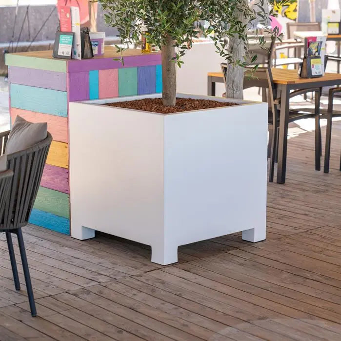 Das CARREZ Aluminium Pflanzgefäß ist leicht und robust, perfekt für die ganzjährige Gartengestaltung. Es bietet eine kratzfeste, widerstandsfähige Oberfläche und bleibt auch bei wechselnden Wetterbedingungen ansprechend. Einfach zu handhaben und in modernen Farben erhältlich.