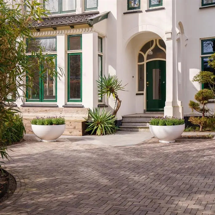 Das BOCCA Pflanzgefäß kombiniert Stil und Funktionalität. Hergestellt aus strapazierfähigem, beschichtetem Stahl, bietet es eine starke Grundierung und eine robuste Deckschicht, die sowohl Schutz als auch Langlebigkeit gewährleisten. Mit einem erhöhten Boden und Ablauflöchern (Ø27 mm) ausgestattet, sorgt es dafür, dass Ihre Pflanzen immer die richtige Menge an Wasser erhalten. Wählen Sie aus einer Vielzahl von RAL-Farben (gegen Aufpreis), um das Pflanzgefäß perfekt auf Ihre Gartenästhetik abzustimmen.