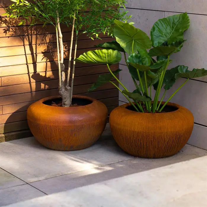 Adezz Onyx planter made of Corten steel 