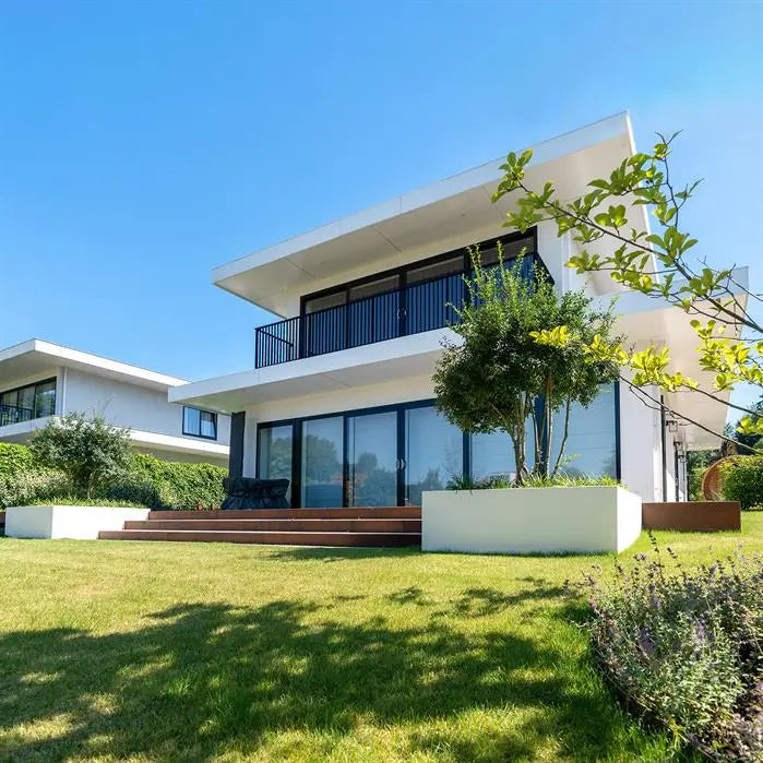 Pflegeleicht und vielseitig
Das CARREZ Pflanzgefäß ist nicht nur schön, sondern auch besonders pflegeleicht. Dank seiner frostbeständigen Eigenschaften bleibt es auch bei kälteren Temperaturen stabil und funktional. Holen Sie sich dieses langlebige Gefäß für Ihre Pflanzen!

Ideal für den Außenbereich – robust und stabil
Erhältlich in mehreren modernen Farben
Für den Garten, aber auch für Balkone oder Firmengelände